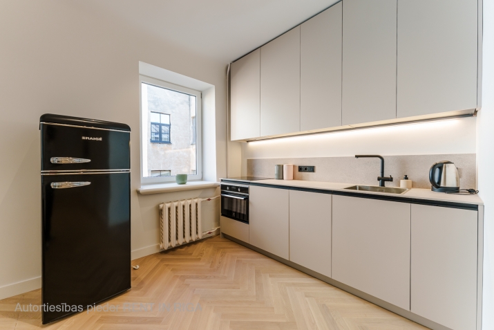 Sludinājumi. Tiek izīrets 3-istabu dzīvoklis Klusajā centrā, Elizabates ielā 9. Dzīvoklis atrodas ēkas augšējā Cena: 1250 EUR/mēn Foto #6