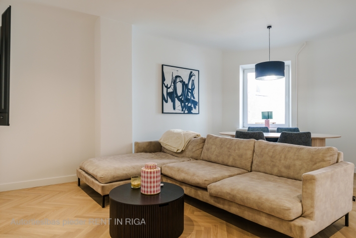 Sludinājumi. Tiek izīrets 3-istabu dzīvoklis Klusajā centrā, Elizabates ielā 9. Dzīvoklis atrodas ēkas augšējā Cena: 1250 EUR/mēn Foto #3