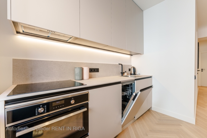 Sludinājumi. Tiek izīrets 3-istabu dzīvoklis Klusajā centrā, Elizabates ielā 9. Dzīvoklis atrodas ēkas augšējā Cena: 1250 EUR/mēn Foto #8