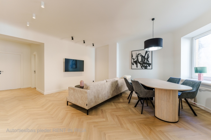 Sludinājumi. Tiek izīrets 3-istabu dzīvoklis Klusajā centrā, Elizabates ielā 9. Dzīvoklis atrodas ēkas augšējā Cena: 1250 EUR/mēn Foto #2