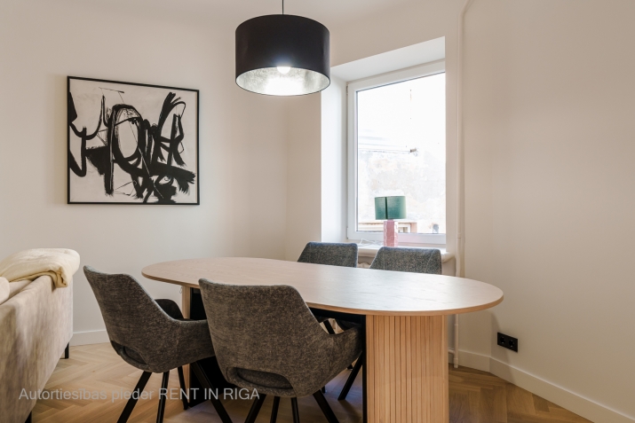 Sludinājumi. Tiek izīrets 3-istabu dzīvoklis Klusajā centrā, Elizabates ielā 9. Dzīvoklis atrodas ēkas augšējā Cena: 1250 EUR/mēn Foto #4