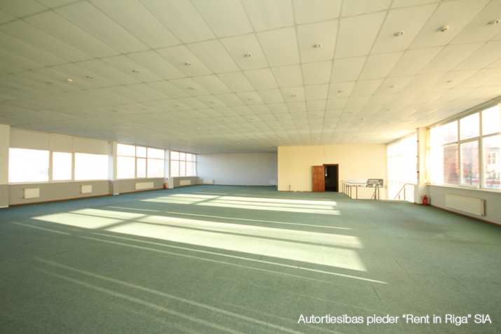 Sludinājumi. Iznomā telpas atsevišķi stāvošā būvē pirmajā stāvā.  Telpas ir iespējams pielāgot modernam, Cena: 4200 EUR/mēn Foto #9