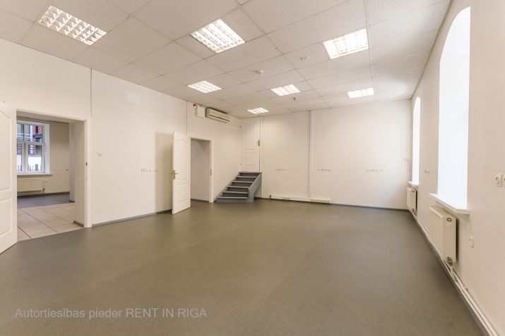 Sludinājumi. Nomai pieejamas 102 m2 plašas komerctelpas ar autostāvvietu.  Telpas sastāv no trīs zonām - ieejas Cena: 500 EUR/mēn Foto #1