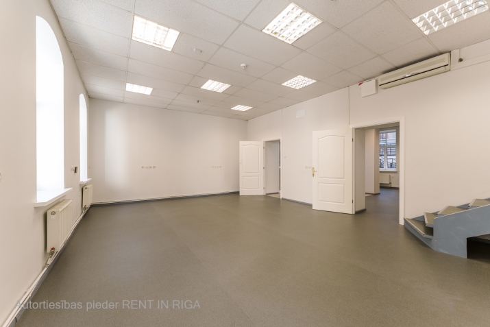 Sludinājumi. Nomai pieejamas 102 m2 plašas komerctelpas ar autostāvvietu.  Telpas sastāv no trīs zonām - ieejas Cena: 500 EUR/mēn Foto #2