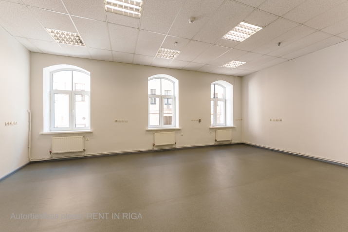 Sludinājumi. Nomai pieejamas 102 m2 plašas komerctelpas ar autostāvvietu.  Telpas sastāv no trīs zonām - ieejas Cena: 500 EUR/mēn Foto #3