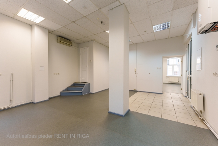 Sludinājumi. Nomai pieejamas 102 m2 plašas komerctelpas ar autostāvvietu.  Telpas sastāv no trīs zonām - ieejas Cena: 500 EUR/mēn Foto #5
