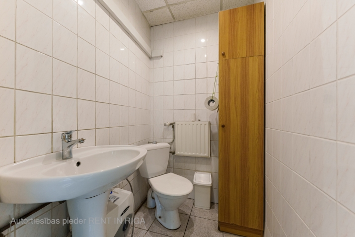 Sludinājumi. Nomai pieejamas 102 m2 plašas komerctelpas ar autostāvvietu.  Telpas sastāv no trīs zonām - ieejas Cena: 500 EUR/mēn Foto #7