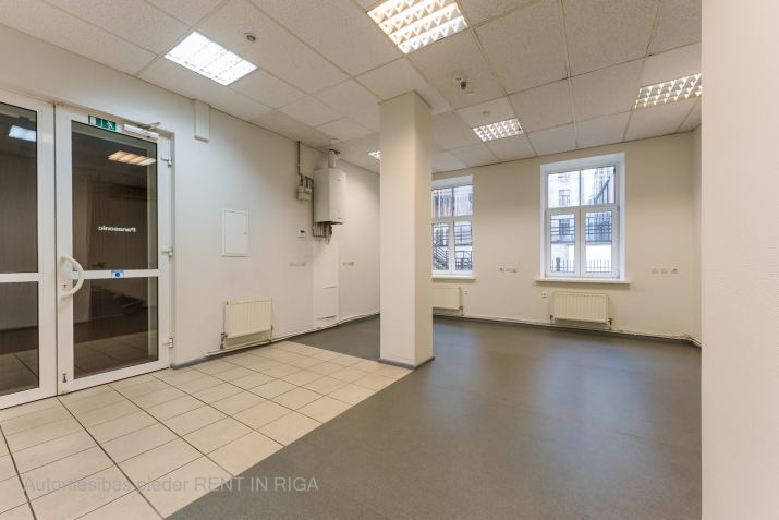 Sludinājumi. Nomai pieejamas 102 m2 plašas komerctelpas ar autostāvvietu.  Telpas sastāv no trīs zonām - ieejas Cena: 500 EUR/mēn Foto #6