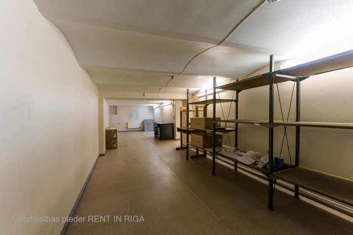 Sludinājumi. Nomai pieejamas 102 m2 plašas komerctelpas ar autostāvvietu.  Telpas sastāv no trīs zonām - ieejas Cena: 500 EUR/mēn Foto #9