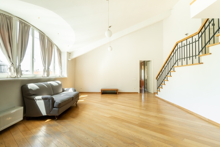 Sludinājumi. Tiek pārdots 3 istabu dzīvoklis vēstniecību rajonā - Klusajā centrā. Mansarda dzīvoklis. Plaša Cena: 290000 EUR Foto #1