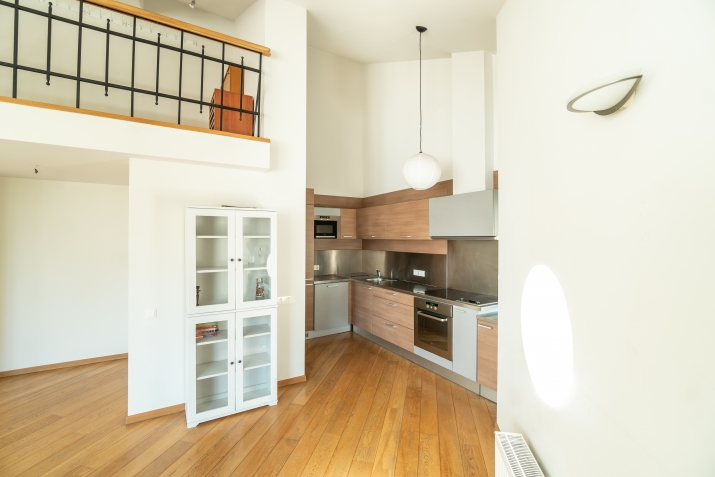 Sludinājumi. Tiek pārdots 3 istabu dzīvoklis vēstniecību rajonā - Klusajā centrā. Mansarda dzīvoklis. Plaša Cena: 290000 EUR Foto #3