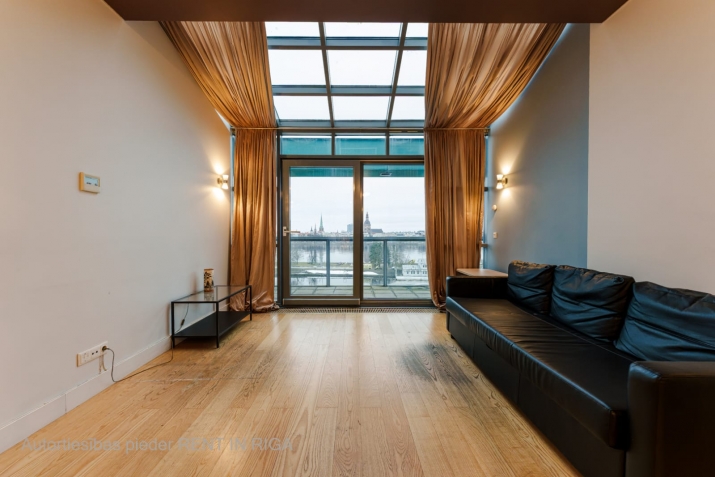 Sludinājumi. Pārdod 2 istabu dzīvokli ar kopējo platību 82,8 m (iekštelpu platība 65,3 m, terase 17,5 m). No Cena: 259700 EUR Foto #1