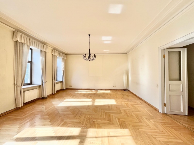 Sludinājumi. Reprezentabls dzīvoklis pašā pilsētas centrā ar skatu uz parku. No 2 istabu logiem paveras skats uz Cena: 386500 EUR Foto #7