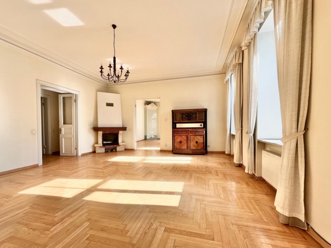 Sludinājumi. Reprezentabls dzīvoklis pašā pilsētas centrā ar skatu uz parku. No 2 istabu logiem paveras skats uz Cena: 386500 EUR Foto #2