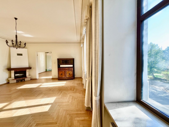 Sludinājumi. Reprezentabls dzīvoklis pašā pilsētas centrā ar skatu uz parku. No 2 istabu logiem paveras skats uz Cena: 386500 EUR Foto #9