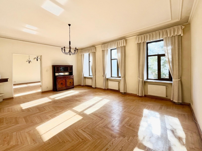 Sludinājumi. Reprezentabls dzīvoklis pašā pilsētas centrā ar skatu uz parku. No 2 istabu logiem paveras skats uz Cena: 386500 EUR Foto #1