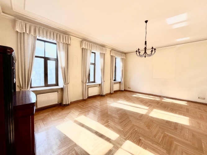 Sludinājumi. Reprezentabls dzīvoklis pašā pilsētas centrā ar skatu uz parku. No 2 istabu logiem paveras skats uz Cena: 386500 EUR Foto #5