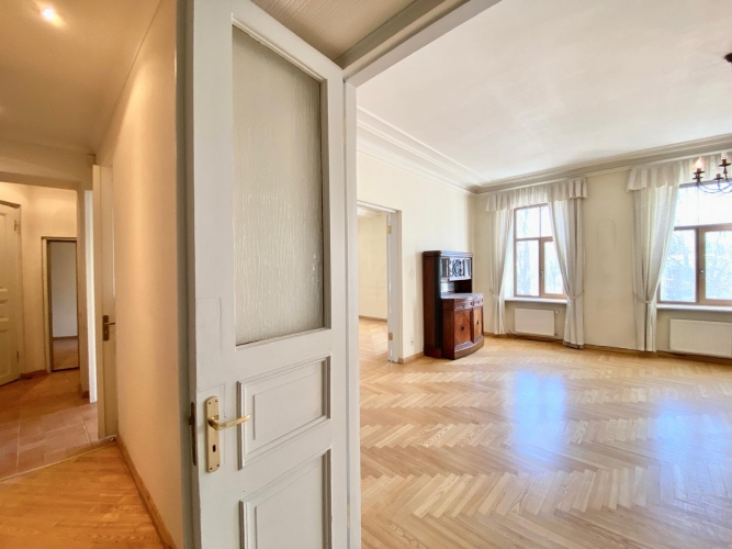 Sludinājumi. Reprezentabls dzīvoklis pašā pilsētas centrā ar skatu uz parku. No 2 istabu logiem paveras skats uz Cena: 386500 EUR Foto #8