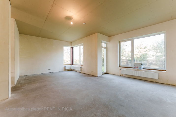 Sludinājumi. Puse no dvīņu mājas, ar balto apdari, klusā Teikas rajonā.  Ēkas 1.stāvā atrodas viesistaba ar Cena: 300000 EUR Foto #5