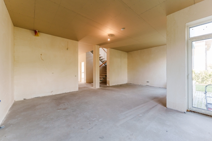 Sludinājumi. Puse no dvīņu mājas, ar balto apdari, klusā Teikas rajonā.  Ēkas 1.stāvā atrodas viesistaba ar Cena: 300000 EUR Foto #6