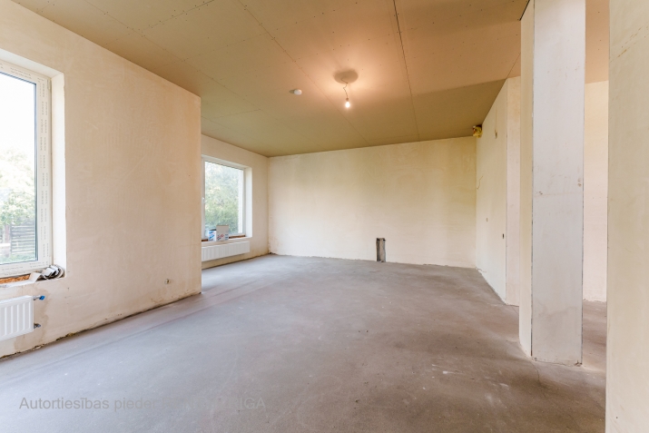 Sludinājumi. Puse no dvīņu mājas, ar balto apdari, klusā Teikas rajonā.  Ēkas 1.stāvā atrodas viesistaba ar Cena: 300000 EUR Foto #7