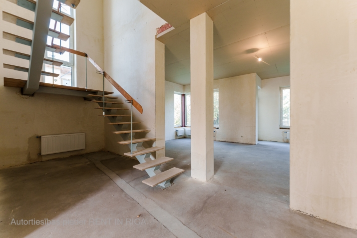 Sludinājumi. Puse no dvīņu mājas, ar balto apdari, klusā Teikas rajonā.  Ēkas 1.stāvā atrodas viesistaba ar Cena: 300000 EUR Foto #4