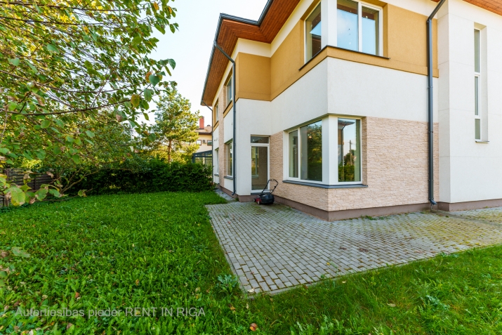 Sludinājumi. Puse no dvīņu mājas, ar balto apdari, klusā Teikas rajonā.  Ēkas 1.stāvā atrodas viesistaba ar Cena: 300000 EUR Foto #2