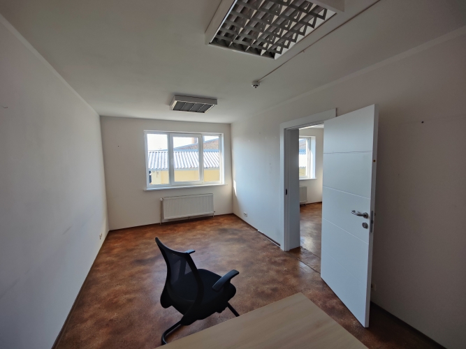 Sludinājumi. Biroja telpas Ganību dambī 21b.  Birojs sastāv no 2 kabinetiem. Koplietošanas WC gaitenī. Pagalmā Cena: 126 EUR/mēn Foto #1