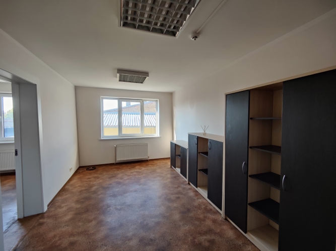 Sludinājumi. Biroja telpas Ganību dambī 21b.  Birojs sastāv no 2 kabinetiem. Koplietošanas WC gaitenī. Pagalmā Cena: 126 EUR/mēn Foto #3