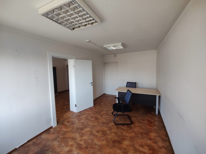 Sludinājumi. Biroja telpas Ganību dambī 21b.  Birojs sastāv no 2 kabinetiem. Koplietošanas WC gaitenī. Pagalmā Cena: 126 EUR/mēn Foto #2