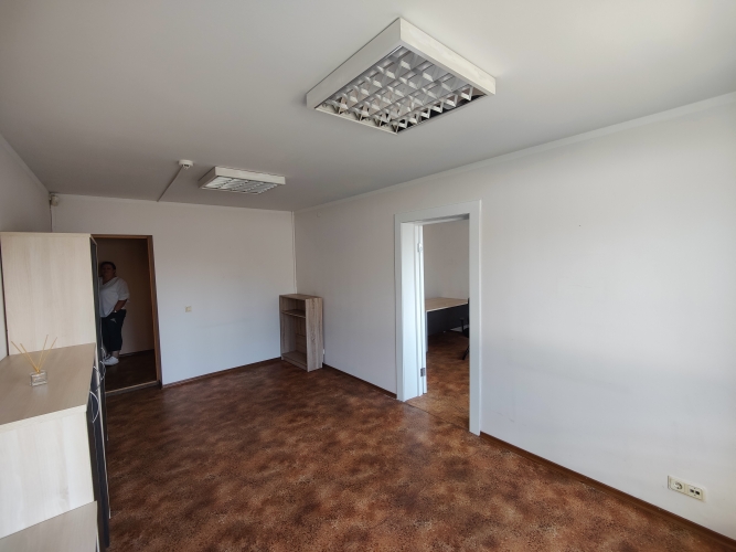 Sludinājumi. Biroja telpas Ganību dambī 21b.  Birojs sastāv no 2 kabinetiem. Koplietošanas WC gaitenī. Pagalmā Cena: 126 EUR/mēn Foto #4