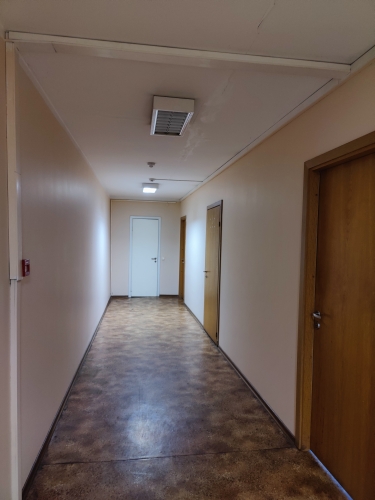 Sludinājumi. Biroja telpas Ganību dambī 21b.  Birojs sastāv no 2 kabinetiem. Koplietošanas WC gaitenī. Pagalmā Cena: 126 EUR/mēn Foto #5