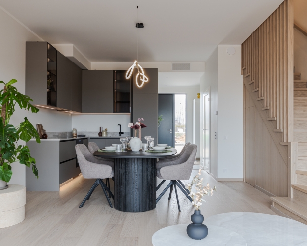 Sludinājumi. Ādaži - lieliska vieta, kur dzīvot. Visās nozīmēs.  Pārdošanā 2 stāvu rindu māja ar iekšējo platību Cena: 239900 EUR Foto #1