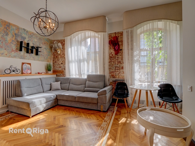 Sludinājumi. Izīrē skaistu, modernu un pilnībā mēbelētu dzīvokli Rīgas Vecpilsētas sirdī.  Dzīvoklis ir bagāts Cena: 1100 EUR/mēn Foto #1