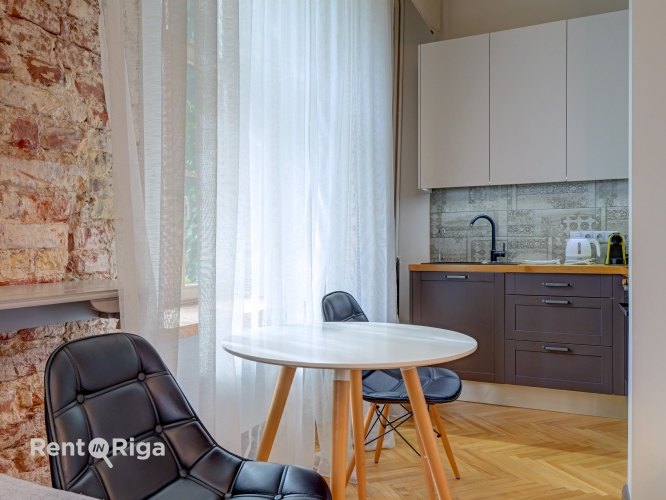 Sludinājumi. Izīrē skaistu, modernu un pilnībā mēbelētu dzīvokli Rīgas Vecpilsētas sirdī.  Dzīvoklis ir bagāts Cena: 1100 EUR/mēn Foto #4