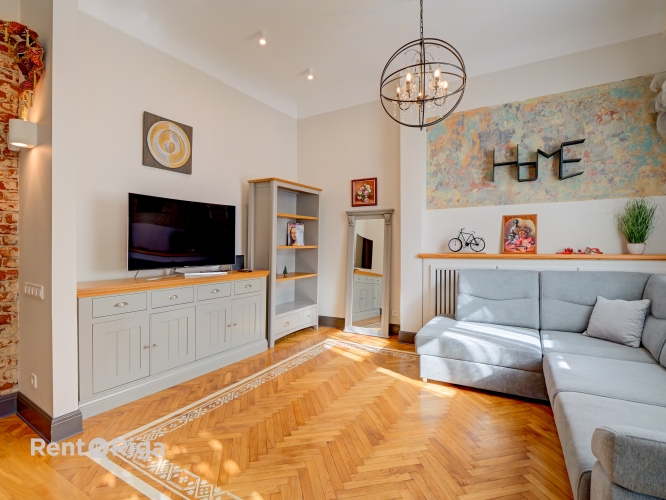 Sludinājumi. Izīrē skaistu, modernu un pilnībā mēbelētu dzīvokli Rīgas Vecpilsētas sirdī.  Dzīvoklis ir bagāts Cena: 1100 EUR/mēn Foto #2