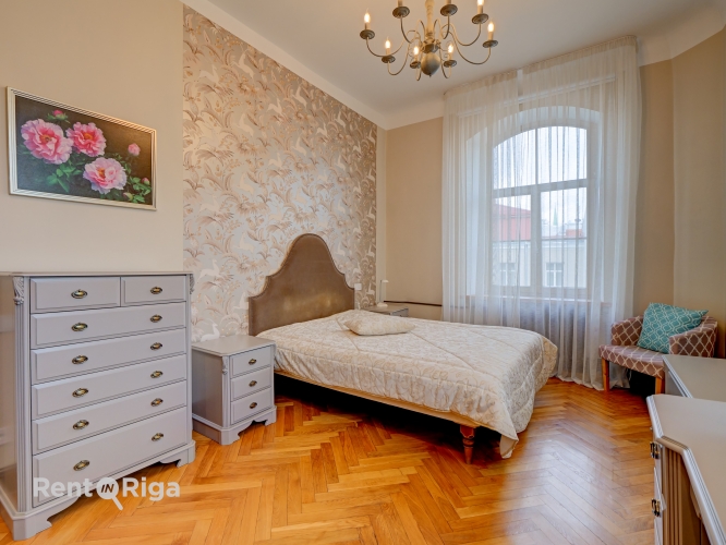 Sludinājumi. Izīrē skaistu, modernu un pilnībā mēbelētu dzīvokli Rīgas Vecpilsētas sirdī.  Dzīvoklis ir bagāts Cena: 1100 EUR/mēn Foto #6