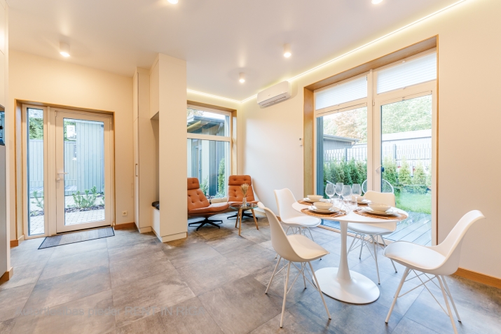 Sludinājumi. Sava mājiņa ar zaļo zonu Grīziņkalnā!  Piedāvājam īrei pilnībā mēbelētu, jaunu un modernu kotedžu Cena: 1100 EUR/mēn Foto #2