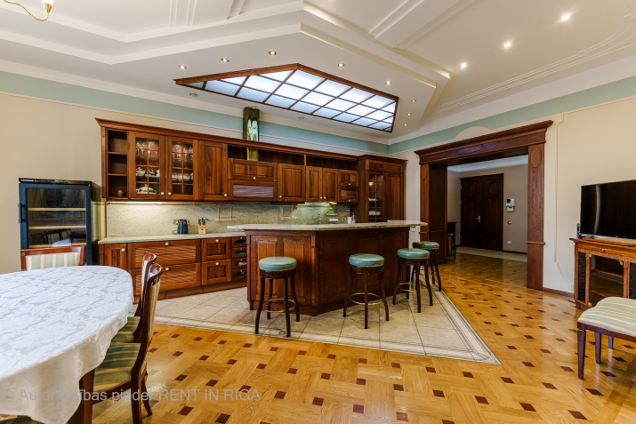 Sludinājumi. Tiek pārdots patiesi mājīgs, kvalitatīvi būvēts un aprīkots 5-istabu dzīvoklis skaistā jūgendstila Cena: 1e+06 EUR Foto #5