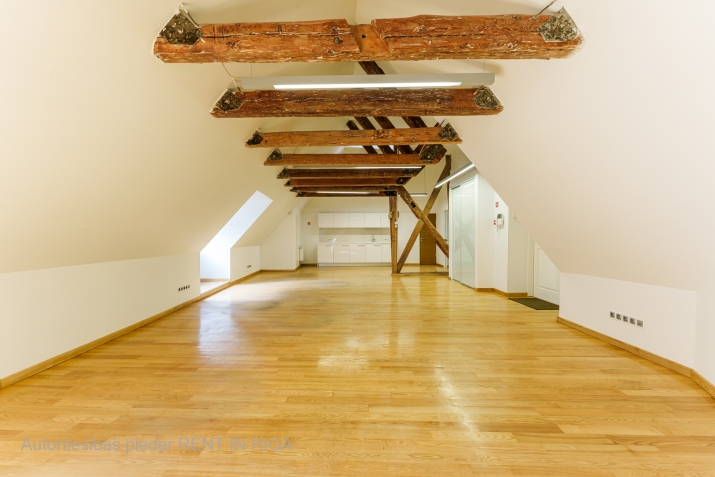 Sludinājumi. Unikāls bēniņu birojs ar panorāmas skatu  Grēcinieku iela, Vecrīga   Iznomā stilīgas un mājīgas Cena: 944 EUR/mēn Foto #1