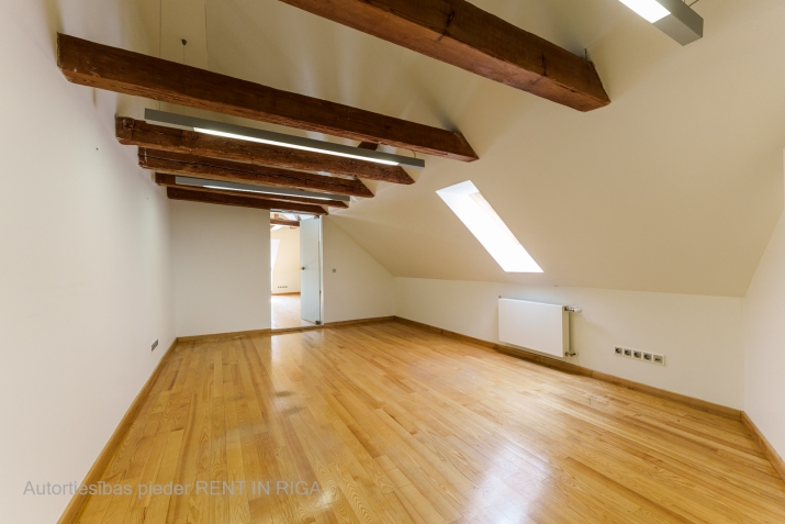 Sludinājumi. Unikāls bēniņu birojs ar panorāmas skatu  Grēcinieku iela, Vecrīga   Iznomā stilīgas un mājīgas Cena: 944 EUR/mēn Foto #2