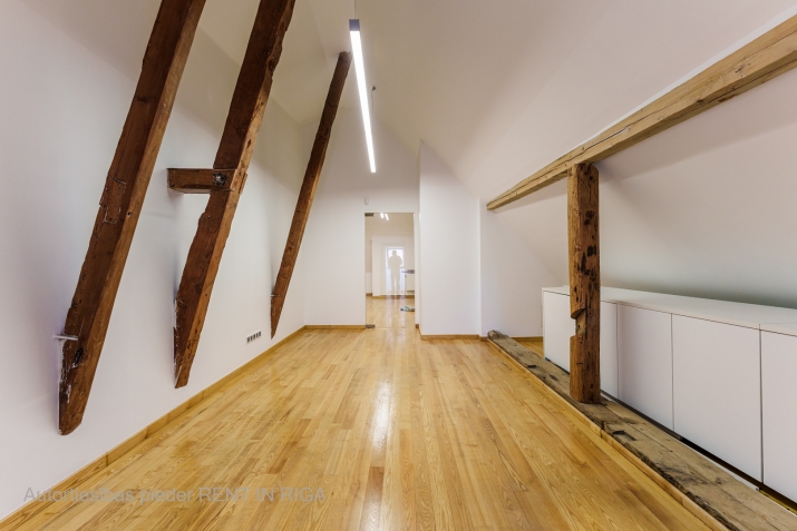 Sludinājumi. Unikāls bēniņu birojs ar panorāmas skatu  Grēcinieku iela, Vecrīga   Iznomā stilīgas un mājīgas Cena: 944 EUR/mēn Foto #4