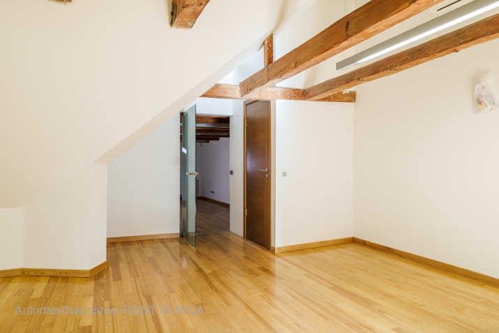 Sludinājumi. Unikāls bēniņu birojs ar panorāmas skatu  Grēcinieku iela, Vecrīga   Iznomā stilīgas un mājīgas Cena: 944 EUR/mēn Foto #9
