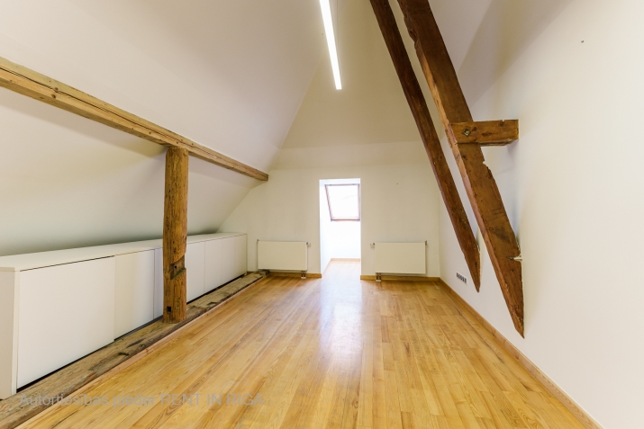 Sludinājumi. Unikāls bēniņu birojs ar panorāmas skatu  Grēcinieku iela, Vecrīga   Iznomā stilīgas un mājīgas Cena: 944 EUR/mēn Foto #5