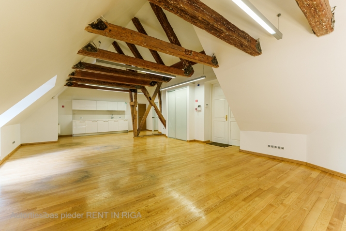 Sludinājumi. Unikāls bēniņu birojs ar panorāmas skatu  Grēcinieku iela, Vecrīga   Iznomā stilīgas un mājīgas Cena: 944 EUR/mēn Foto #6