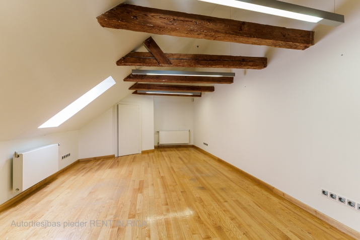 Sludinājumi. Unikāls bēniņu birojs ar panorāmas skatu  Grēcinieku iela, Vecrīga   Iznomā stilīgas un mājīgas Cena: 944 EUR/mēn Foto #7