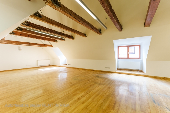 Sludinājumi. Unikāls bēniņu birojs ar panorāmas skatu  Grēcinieku iela, Vecrīga   Iznomā stilīgas un mājīgas Cena: 944 EUR/mēn Foto #8