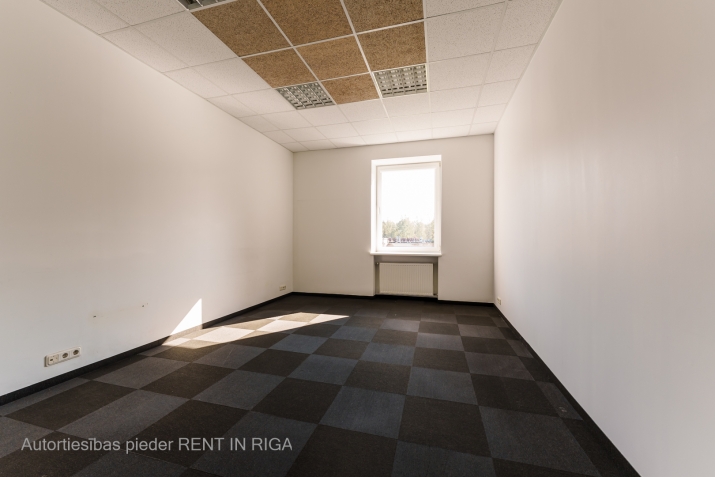Объявление. Iznomā biroja telpas Šmerlī, \'Rīgas kinostudija\' ēkā, 2. stāvā. Platība sastāv no divām telpām. Цена: 266 EUR/мес. Foto #1