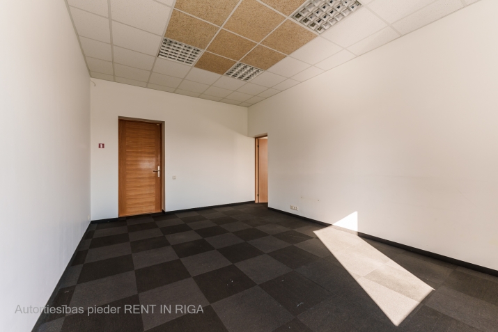 Объявление. Iznomā biroja telpas Šmerlī, \'Rīgas kinostudija\' ēkā, 2. stāvā. Platība sastāv no divām telpām. Цена: 266 EUR/мес. Foto #2