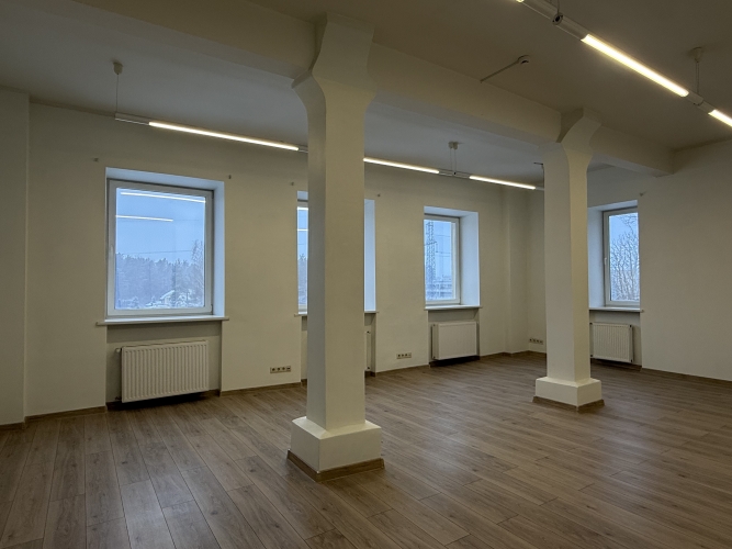 Объявление. Iznomā biroja telpas Šmerlī, \'Rīgas kinostudija\' ēkā, 3. stāvā. Platība sastāv no vienas telpas. Цена: 222 EUR/мес. Foto #2